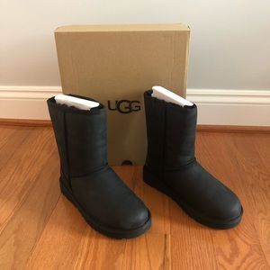 ✨⭐️SALE⭐️✨ Ugg Classic Short Leather Boots